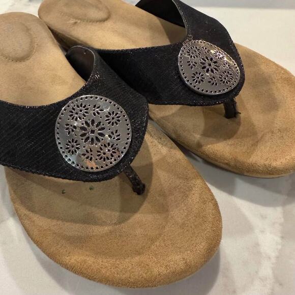 Giani Bernini Ronnah Memory Foam SlipOn Thong Sandals Womens 8M Medallion Black - Picture 6 of 9